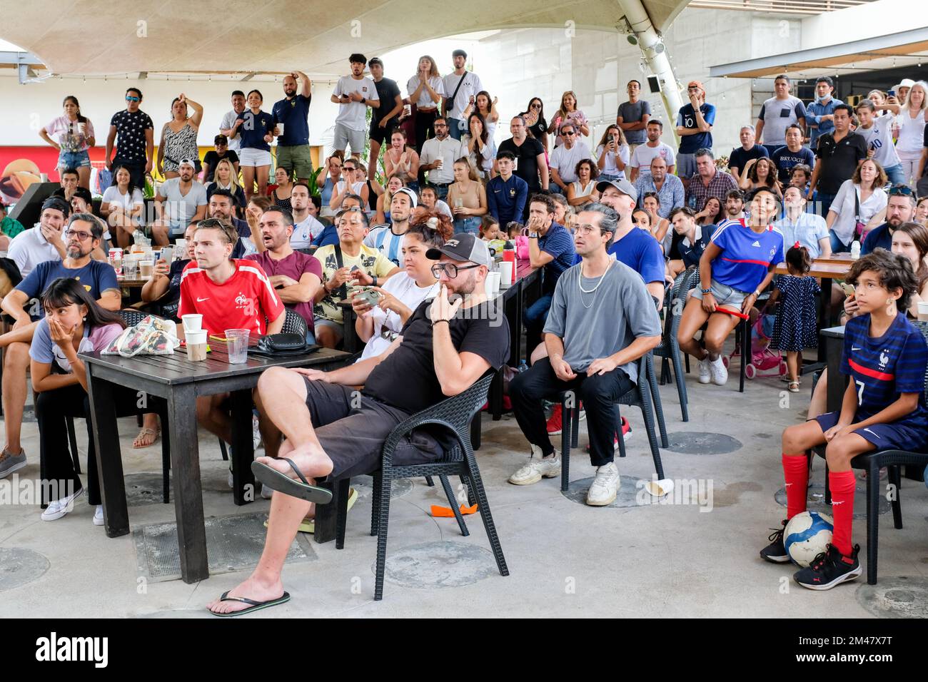 Fußballfans versammelten sich vor einem Café in Merida Mexico, um das FIFA-Fußball-Endspiel zwischen Frankreich und Argentinien am 18. Dezember 2022 zu sehen Stockfoto