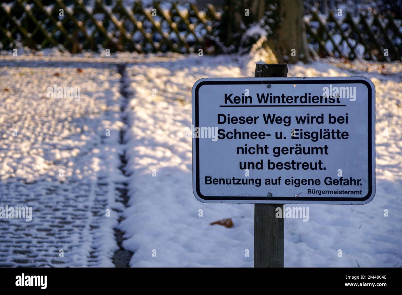 Kein Schild für die Winterwartung von Straßen neben dem Fußweg mit Schnee im Hintergrund Stockfoto