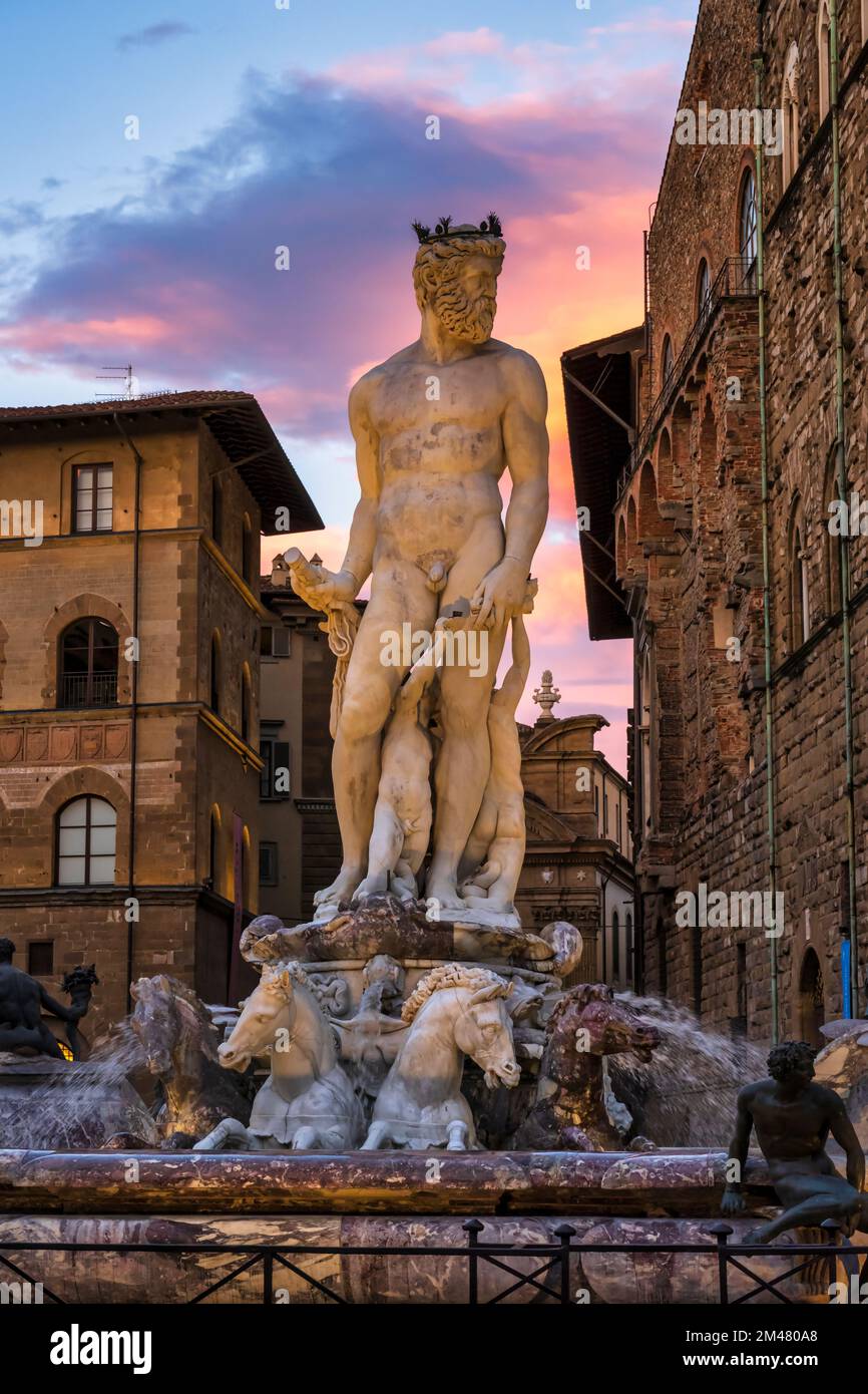 Fontana del Nettuno (Neptun-Brunnen) auf der Piazza della Signoria bei Sonnenuntergang, Florenz, Toskana, Italien Stockfoto