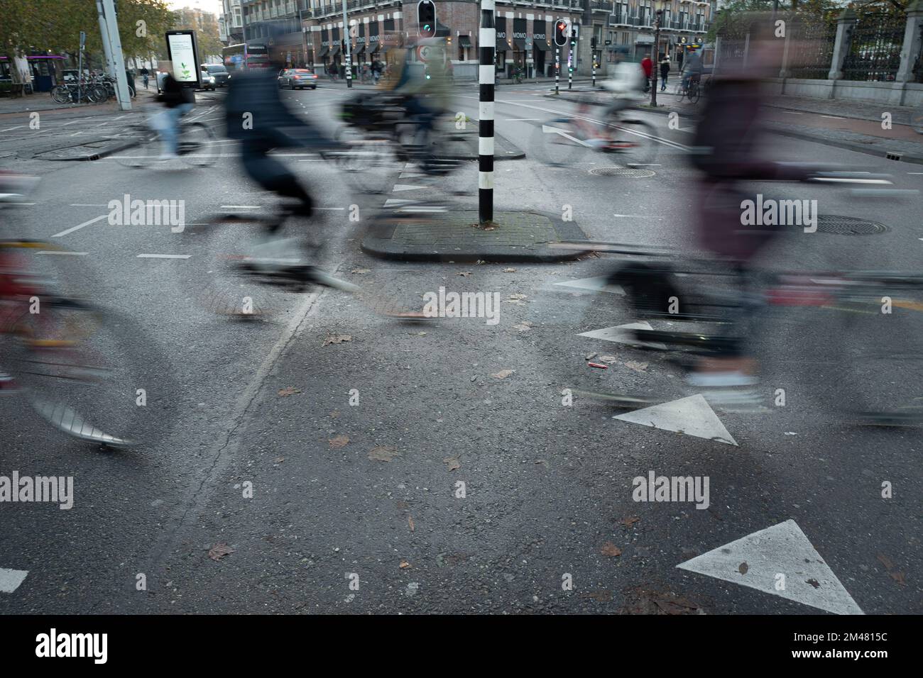 Amsterdam - Holland - Etwa November 2019. Verschwommene Radfahrer, die die Straßen der Innenstadt von Amsterdam durchqueren. Fahrradstaus auf den Straßen Stockfoto
