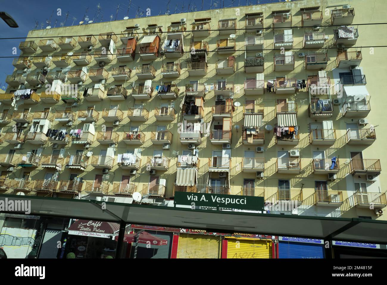 Neapel-Italien - Ca. März 2022. Typisches Bild eines Apartmentgebäudes an der Neapolitan Av. Vespucci Avenue mit hübschen Aussichtspunkten, die vom Balkon hängen Stockfoto