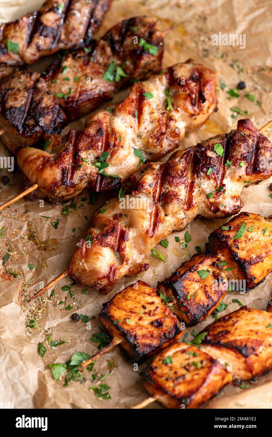 Gebratenes Fleisch auf Holzspießen. Leckere Kebabs in Pflaumensauce ...