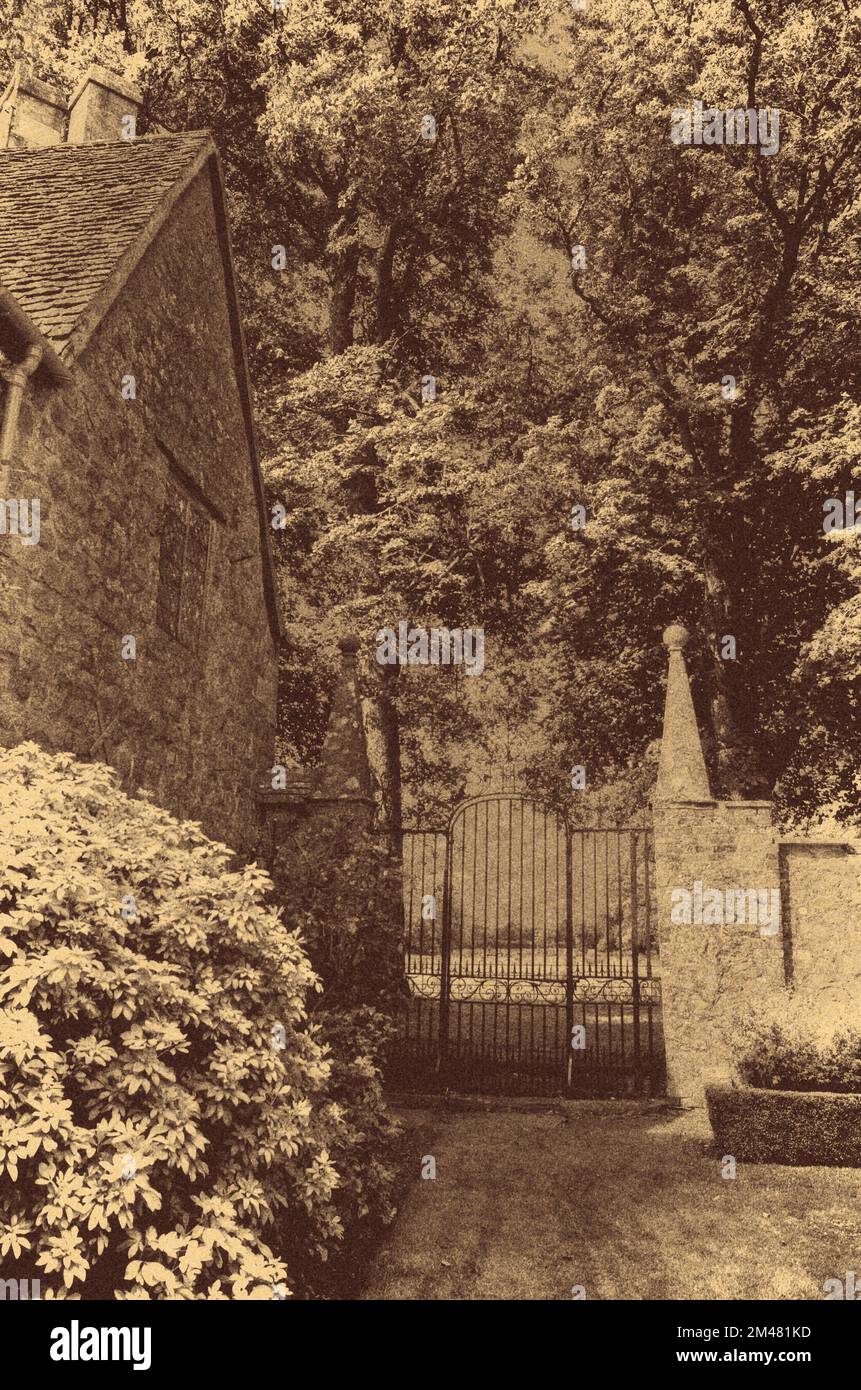 Steinmauer und schmiedeeisernes Tor eines alten Landhauses Stockfoto