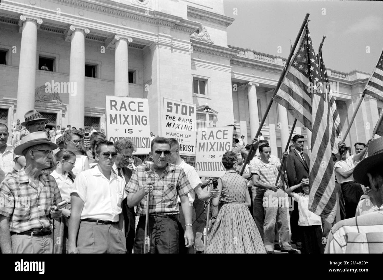 Eine Gruppe von Leuten protestiert gegen die Zulassung der "Little Rock Nine" zur Central High School, Little Rock, Arkansas. Die Little Rock Nine waren eine Gruppe von neun afroamerikanischen Studenten, die 1957 an der Little Rock Central High School eingeschrieben waren. Foto: John T. Bledsoe. Stockfoto