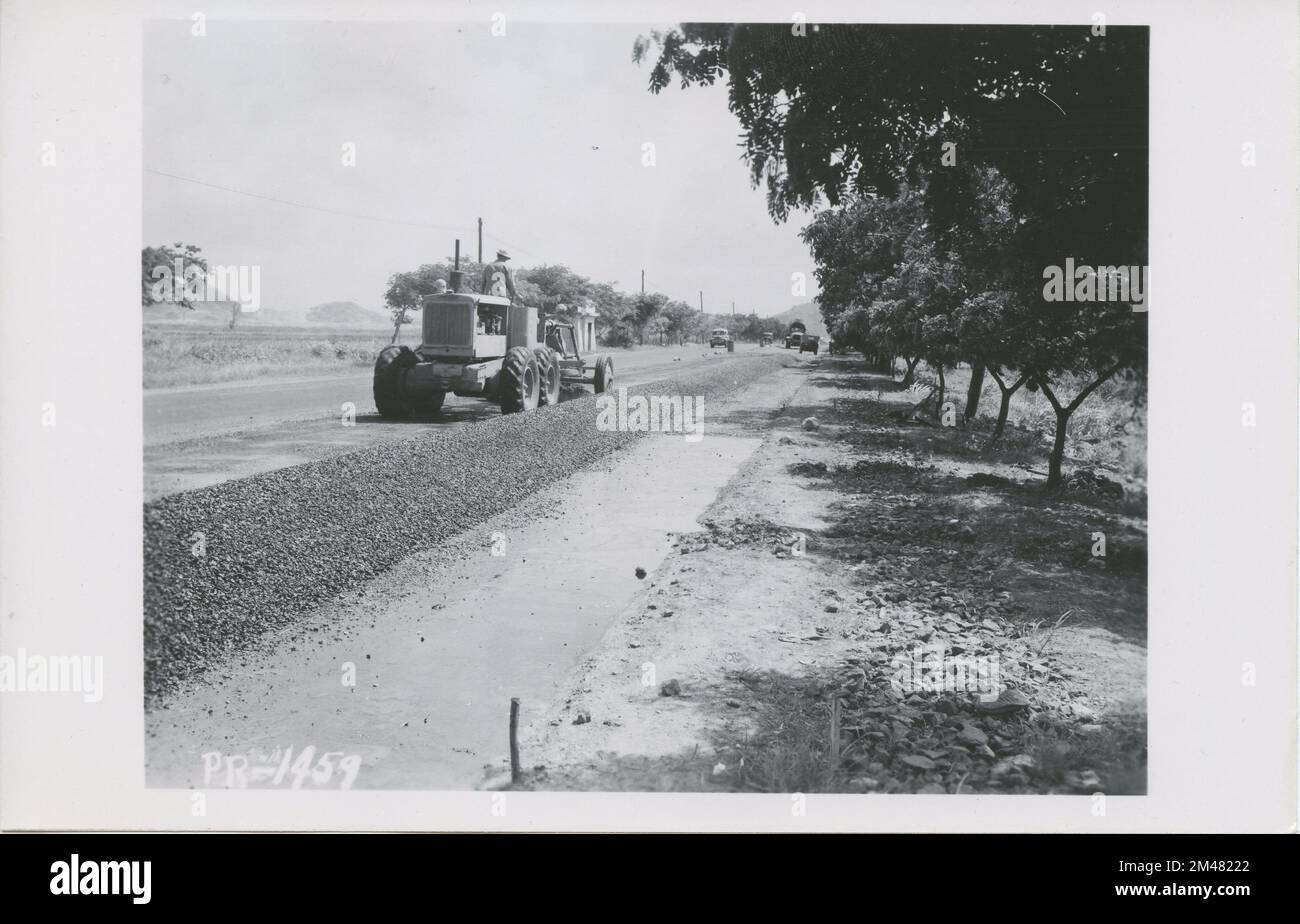 Straßenmischstrecke. Originalunterschrift: Road Mixing Course - Blick nach Süden von Kilometer 2,4. Bundesstaat Puerto Rico. Ort: Santurce - Bayamon Road. Stockfoto