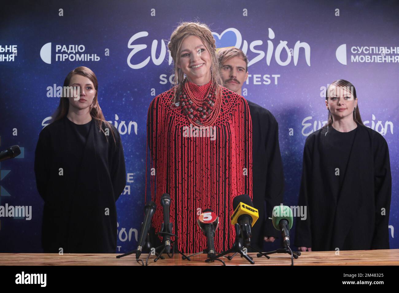 Nicht exklusiv: KIEW, UKRAINE - 17. DEZEMBER 2022 - Eine ukrainische Sängerin, Bandurespielerin Marina Krut (KRUT) (C) postet während der Pressekonferenz für ein Bild Stockfoto