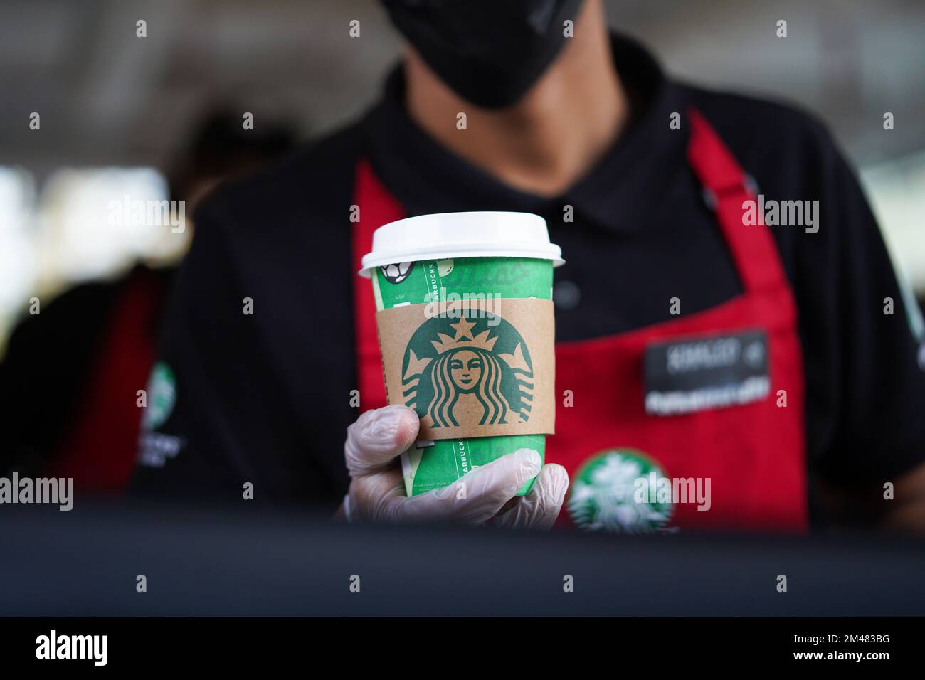Starbucks Mitarbeiter geben Befehle am Drive-in. Heißer Kaffee auf exklusiver Weihnachtsverpackung. Saudi-Arabien, Khobar, 18. Dezember 2022. Stockfoto