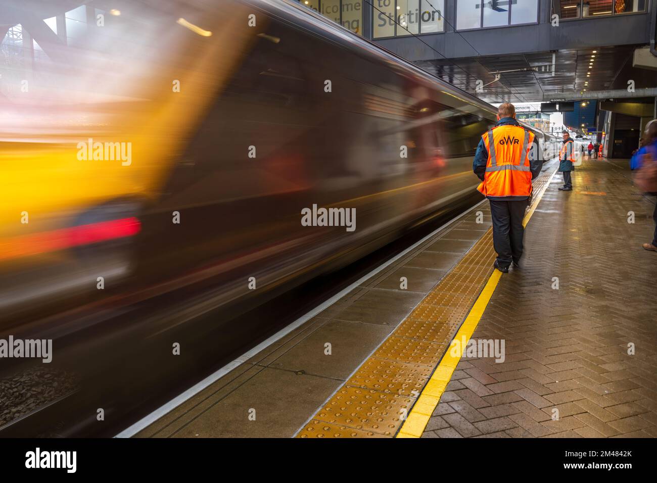 Montag, 19.. Dezember 2022. Reading Station, Reading, Berkshire, England. Im Vorfeld der geplanten Industrieaktion während der Weihnachtsfeiertage fahren die GWR-Züge pünktlich mit minimalen Verzögerungen, aber viele Wagen sind voll und einige Reisende müssen stehen. Kredit: Terry Mathews/Alamy Live News Stockfoto