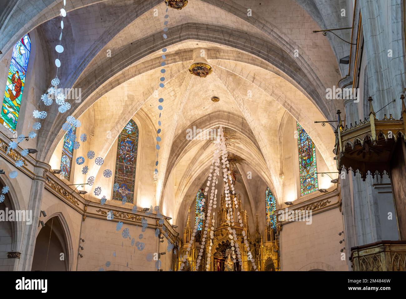 Felanitx, Spanien; dezember 18 2022: Innenansicht der Pfarrkirche Sant Miquel mit handgefertigter weihnachtlicher Papierdekoration, typisch für die Insel Stockfoto