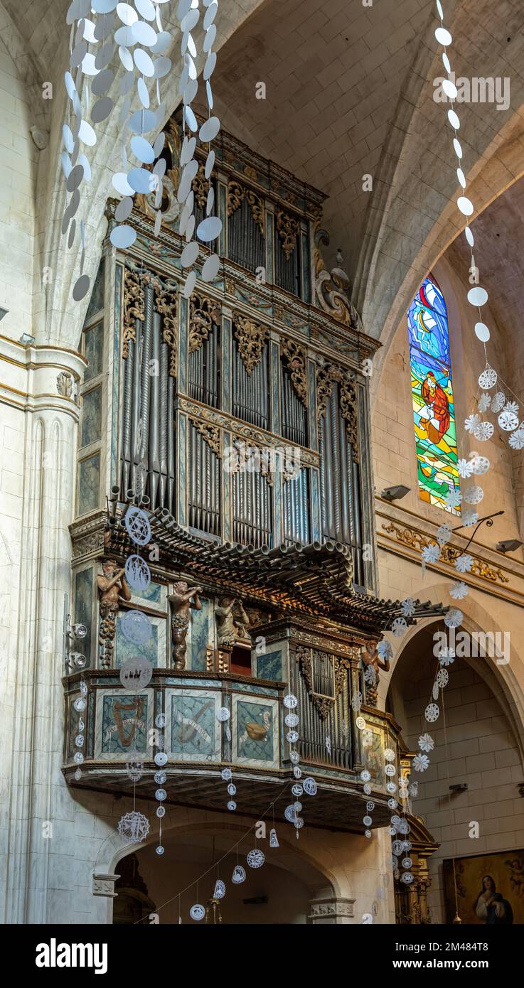 Felanitx, Spanien; dezember 18 2022: Innenansicht der Pfarrkirche Sant Miquel und ihrer musikalischen Orgel mit weihnachtlicher handgemachter Papierdekoration Stockfoto