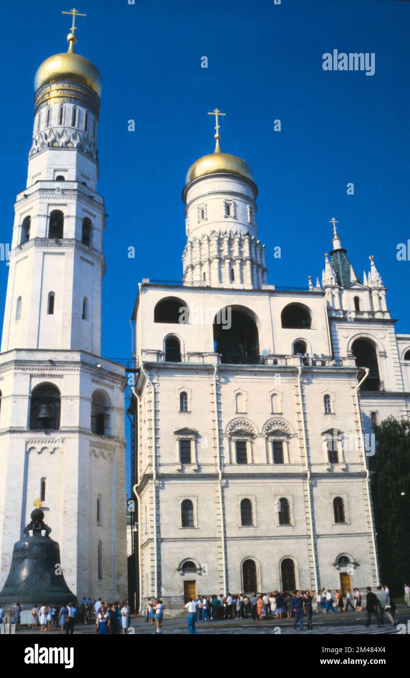 Historisches Archiv Blick auf Touristen vor Iwan, dem Großen Glockenturm, dem Himmelsglockenturm und der Zarenglocke in der Sowjetunion, Moskau, Russland 1990 Stockfoto