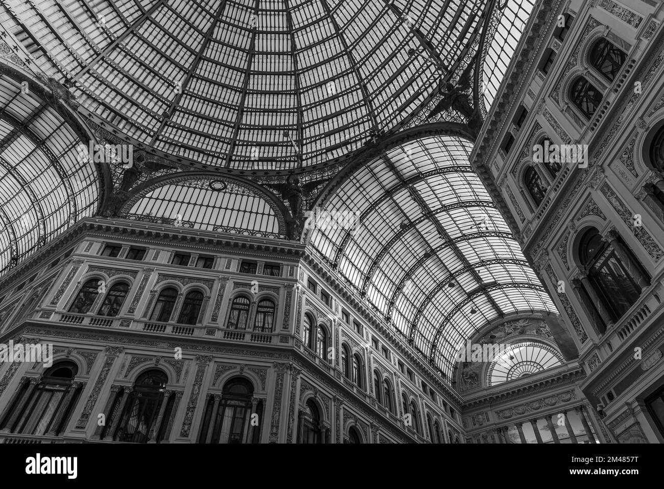 Galleria Umberto I ist eine Einkaufspassage, die zwischen 1887 und 1890 in Neapel erbaut wurde. Es ist Umberto I. von Italien gewidmet, zum Gedenken an seine großzügige Präse Stockfoto