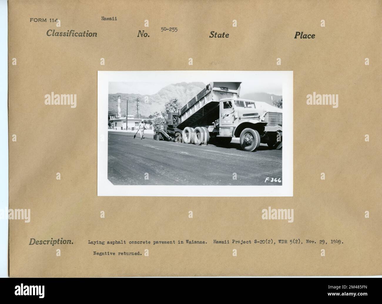 Hawaii Project S-20 (2), WDR 5 (2). Originalunterschrift: Asphaltbetonpflaster in Waianae verlegen. Hawaii Project S-20(2), WDR 5(2), 29. November 1949. Bundesstaat: Hawaii. Stockfoto