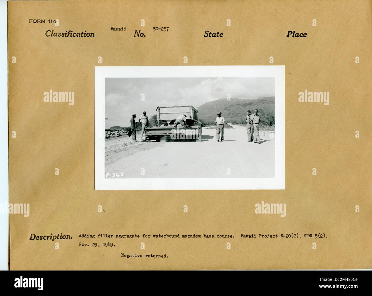 Hawaii Project S-20 (2), WDR 5 (2). Originalüberschrift: Füller für wassergebundenen Macadam-Basiskurs hinzufügen. Hawaii Project S-20(2), WDR 5(2), 29. November 1949. Bundesstaat: Hawaii. Stockfoto