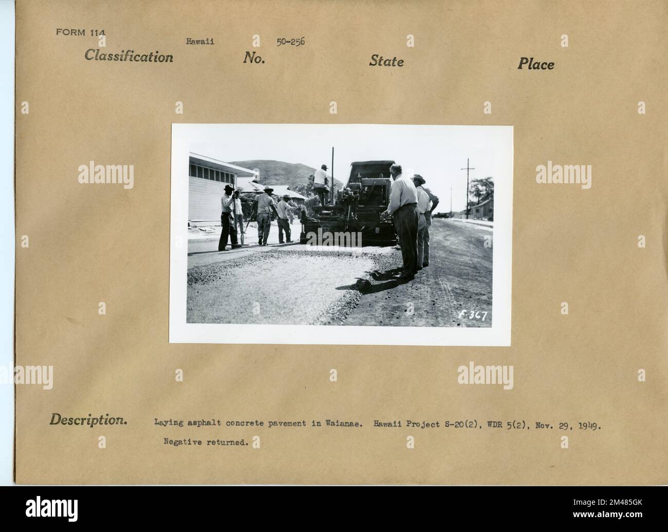 Hawaii Project S-20 (2), WDR 5 (2). Originalunterschrift: Asphaltbetonpflaster in Waianae verlegen. Hawaii Project S-20(2), WDR 5(2), 29. November 1949. Bundesstaat: Hawaii. Stockfoto