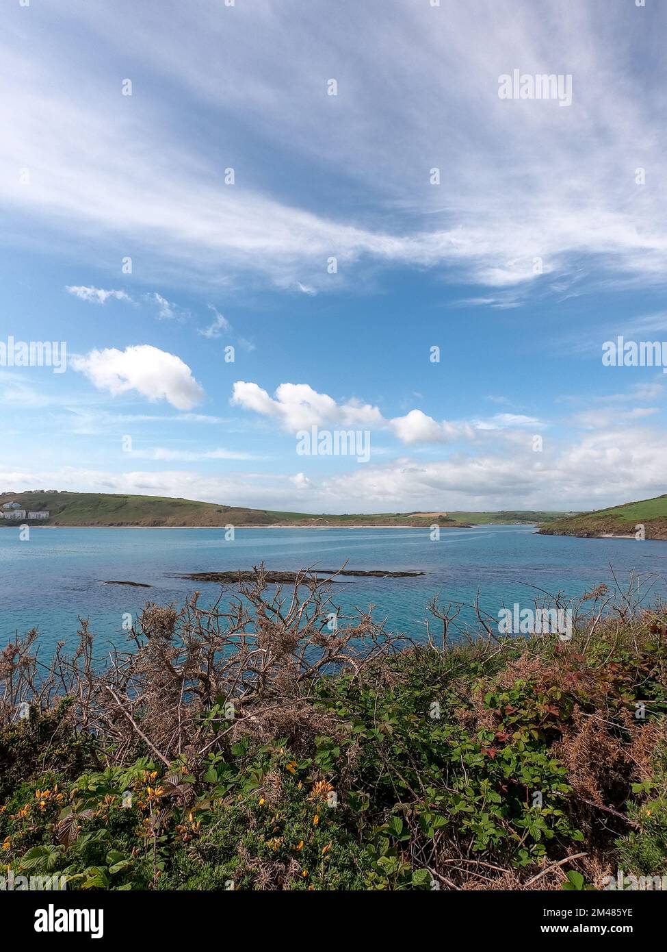 Celtic Sea Bay, Clonakilty. Wunderschöne Meereslandschaft. Blauer Himmel mit weißen Wolken. Küstenlandschaft. Stockfoto