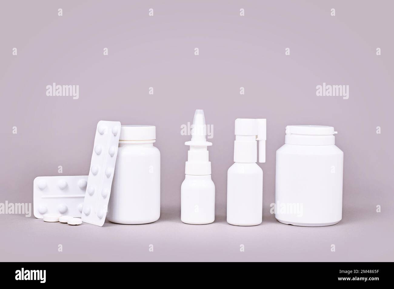 Kälte- und Rauchmedikation. Nasenspray, Rachenspray, Pillen und Taschentücher Stockfoto