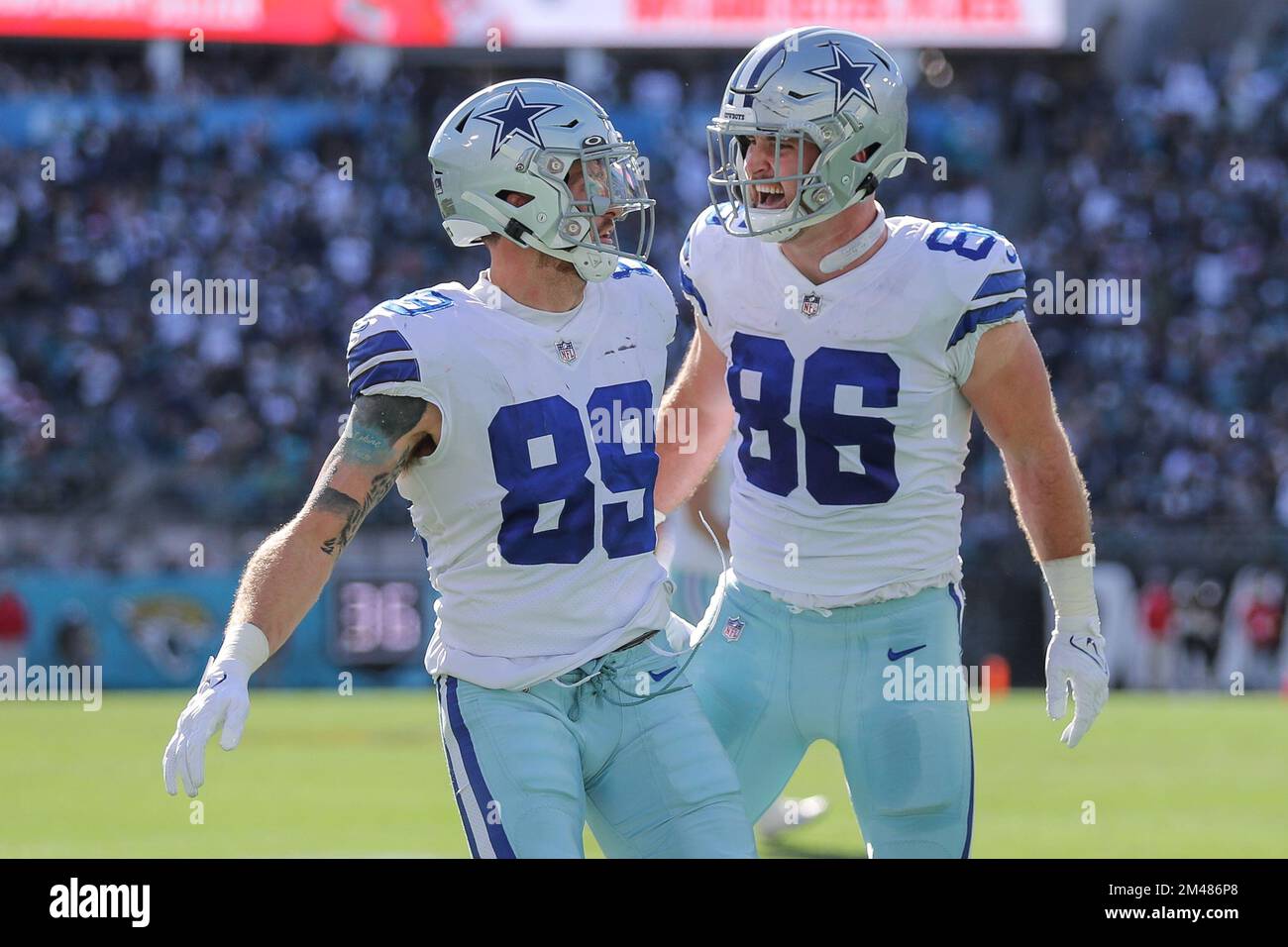 18. Dezember 2022: Dallas Cowboys Tight End PEYTON HENDERSHOT und Dallas Cowboys Tight End DALTON SCHULTZ (86) feiern nach einem Touchdown während des Jacksonville Jaguars vs Dallas Cowboys NFL-Spiels im TIAA Bank Field Stadium in Jacksonville, FL am 18. Dezember 2022. (Kreditbild: © Cory Knowlton/ZUMA Press Wire) Stockfoto