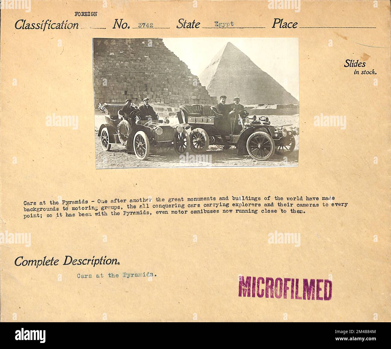 Autos bei den Pyramiden. Originalunterschrift: Autos an den Pyramiden - nacheinander die großen Denkmäler und Gebäude der Welt haben den Hintergrund für Autogruppen geschaffen. Staat: Ägypten. Stockfoto