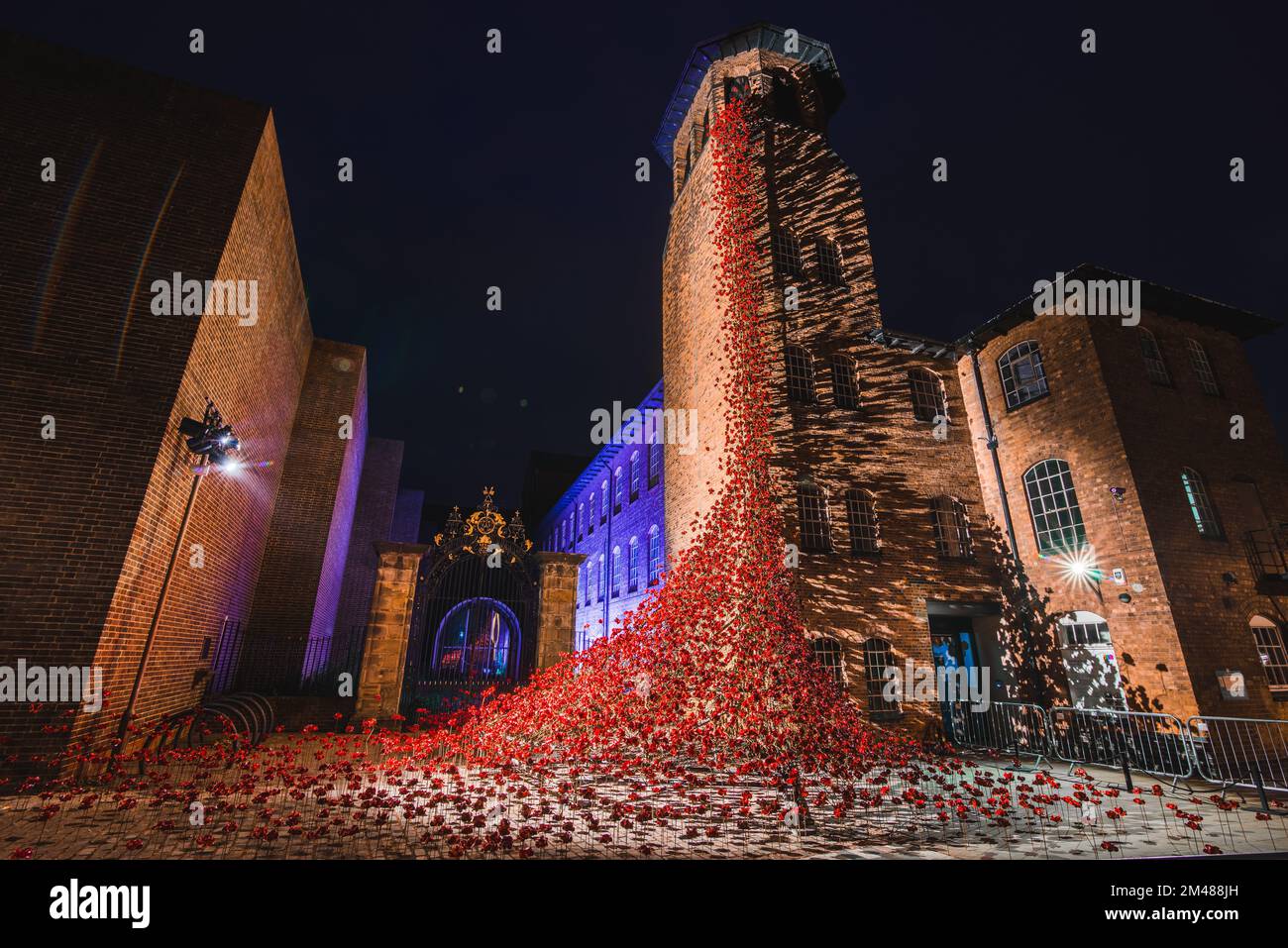 Installation von Weinfenstern im Seidenmühlen-Museum, Derby, Großbritannien Stockfoto