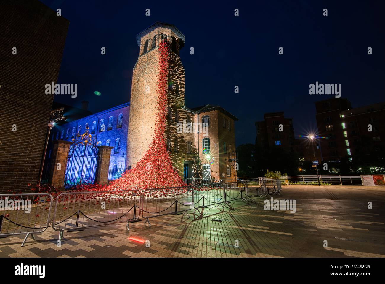 Installation von Weinfenstern im Seidenmühlen-Museum, Derby, Großbritannien Stockfoto