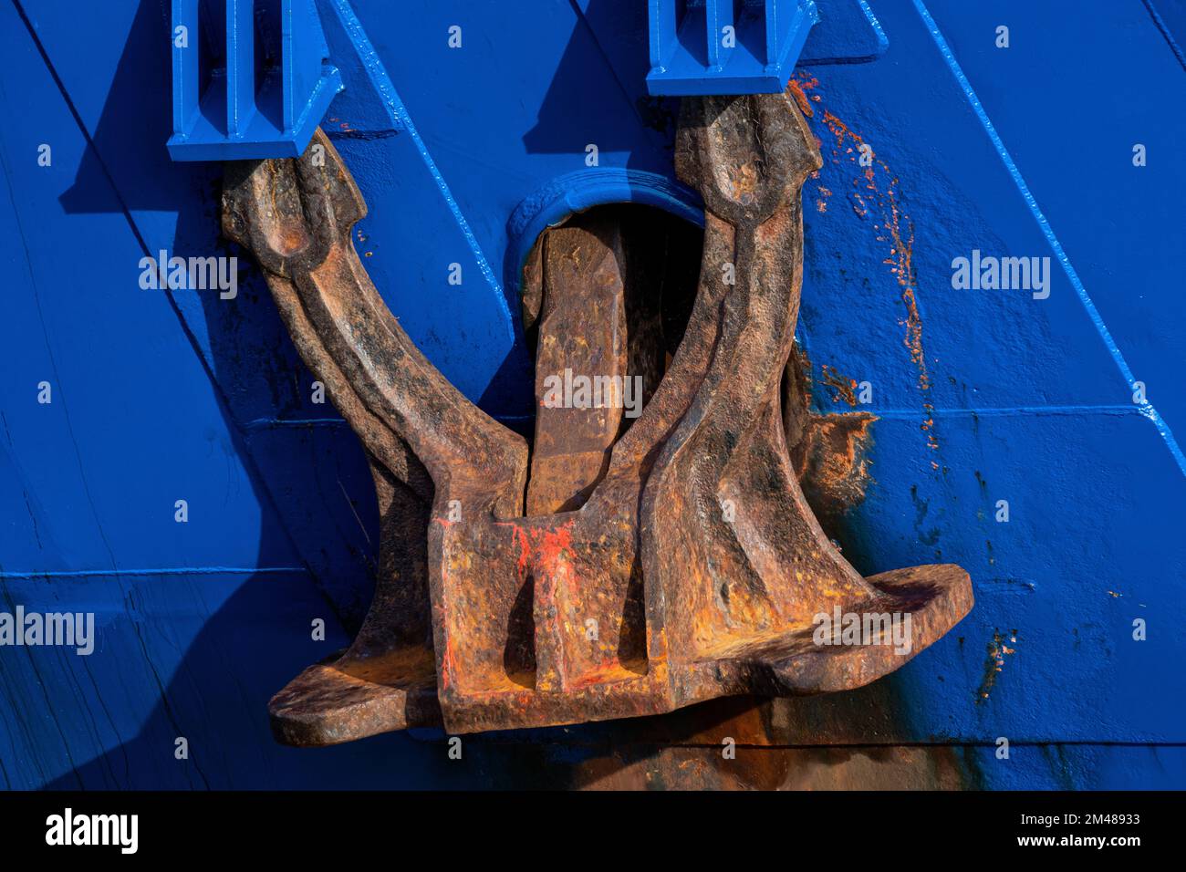 Anker eines ozeanfliegenden Frachtschiffs Stockfoto