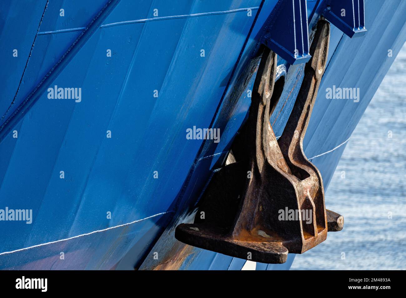Anker eines ozeanfliegenden Frachtschiffs Stockfoto