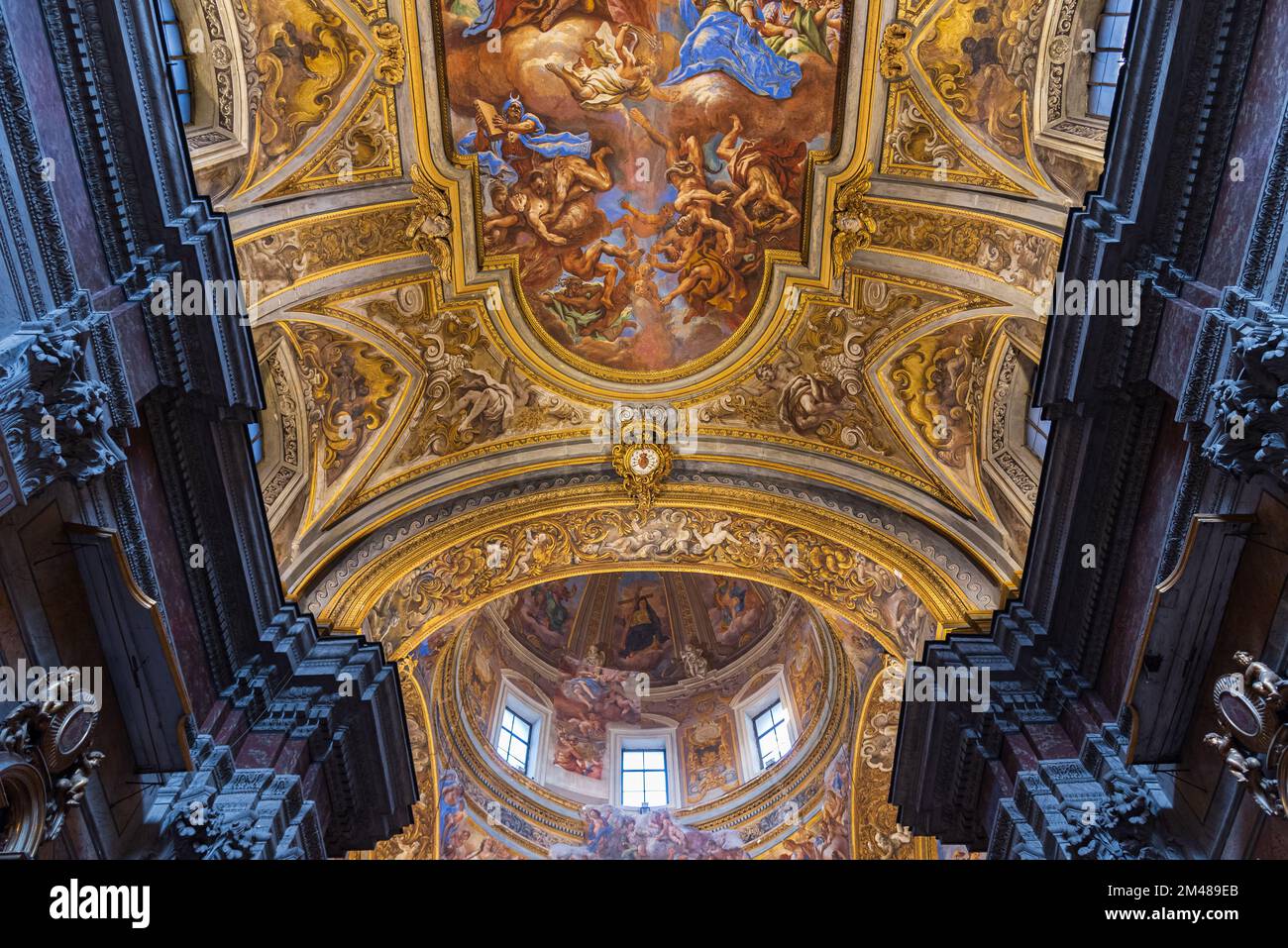 Die Kirche San Ferdinando ist eine monumentale Kirche in Neapel im historischen Zentrum der Stadt, auf der Piazza Trieste e Trento. Stockfoto