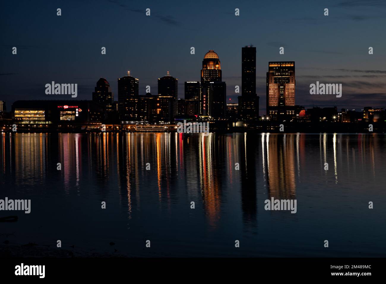 Skyline von Louisville bei Nacht Stockfoto