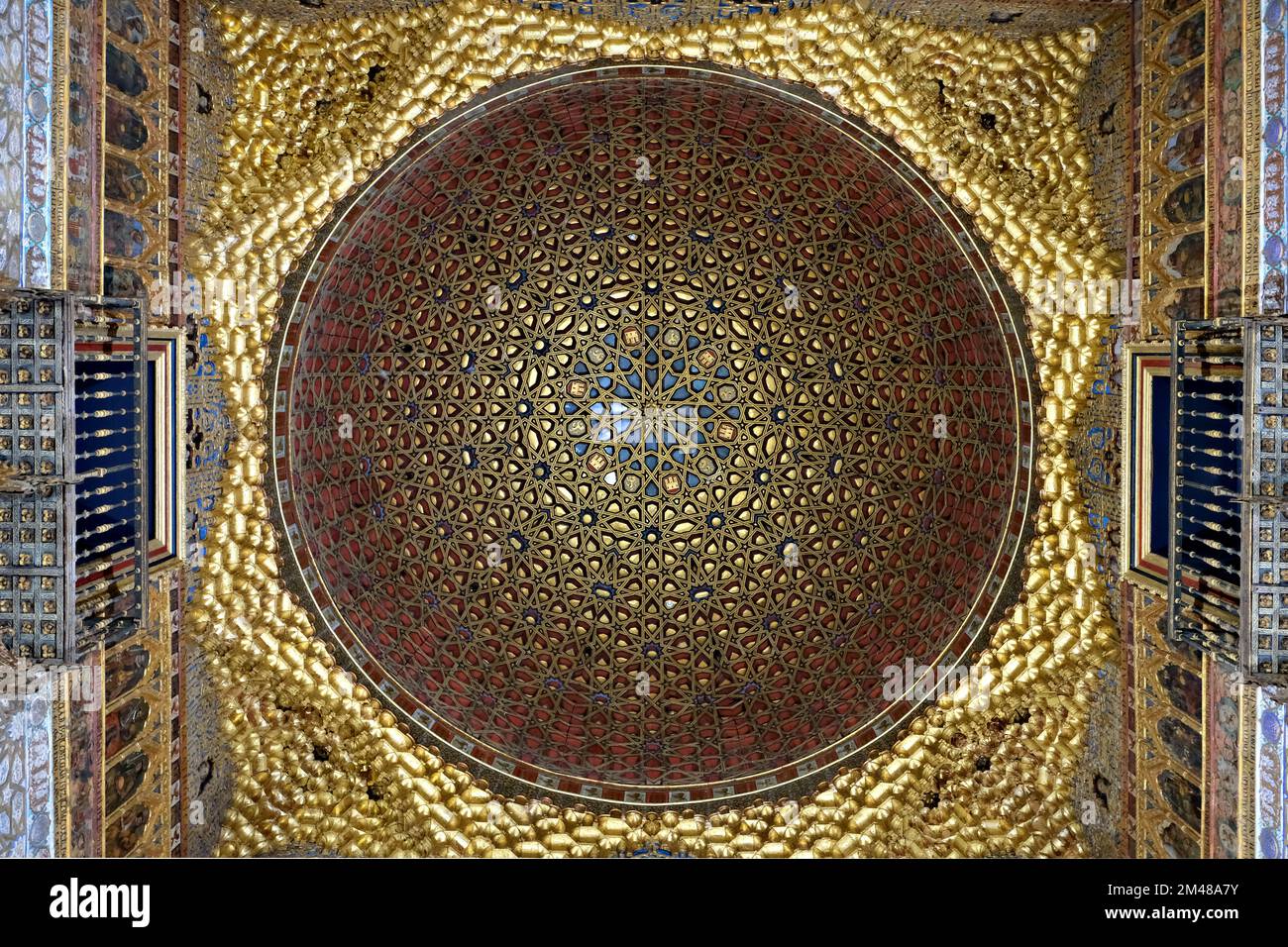 Real Alcazar, Blick auf die Dekoration des Dachs des Salon de los Ambajadores Stockfoto