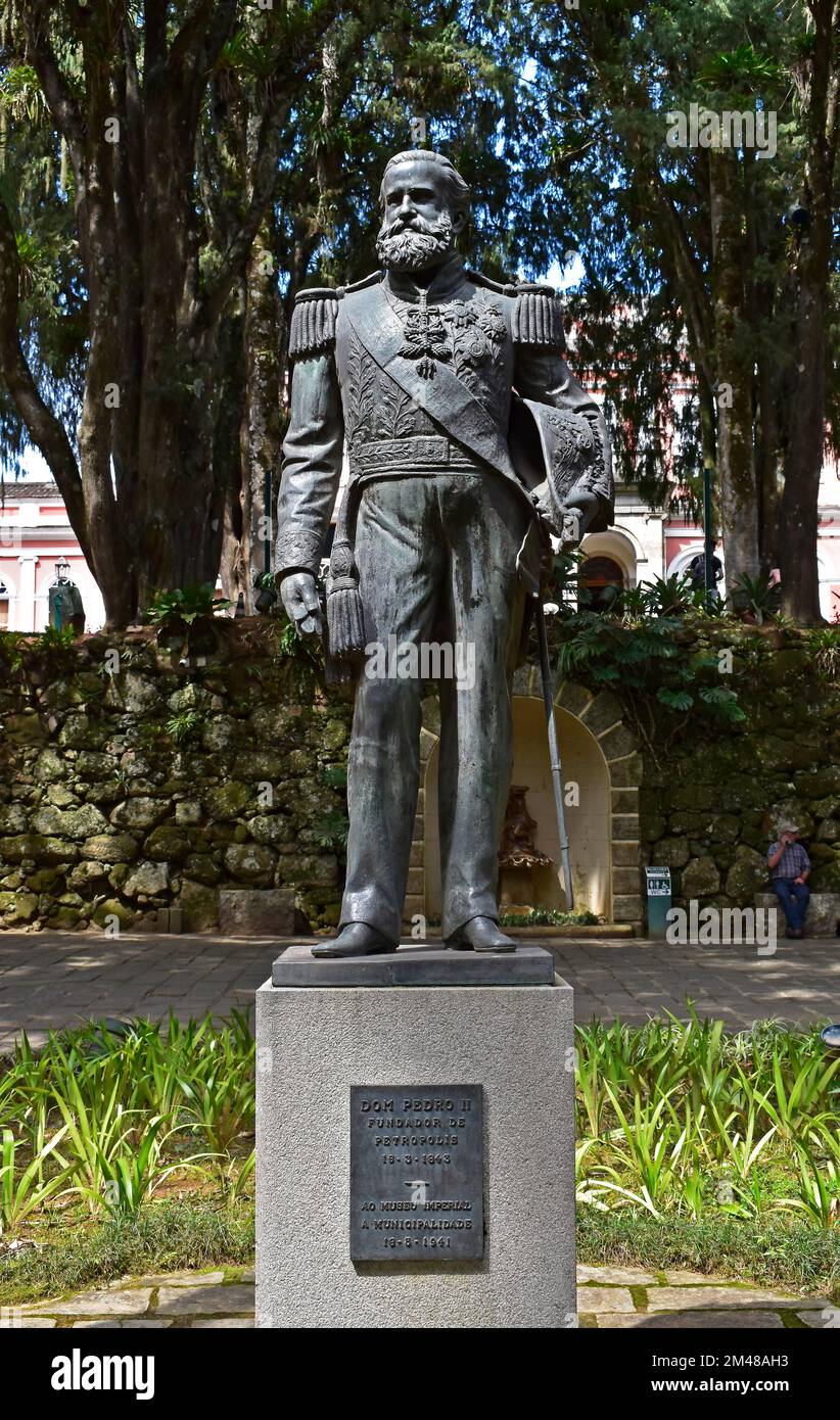 PETROPOLIS, RIO DE JANEIRO, BRASILIEN - 28. Oktober 2022: Dom Pedro II Statue im Garten Stockfoto