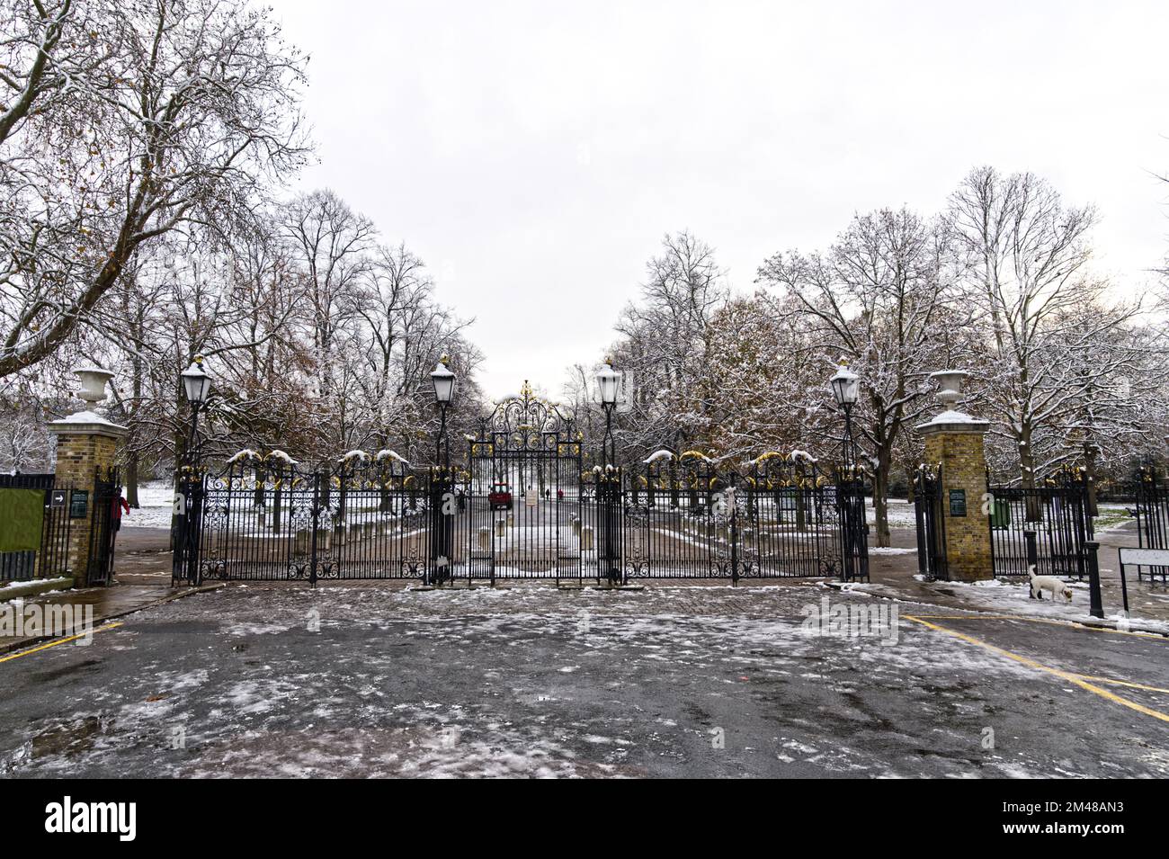 Greenwich Park Gate in London in Großbritannien im Winter verschneit Stockfoto