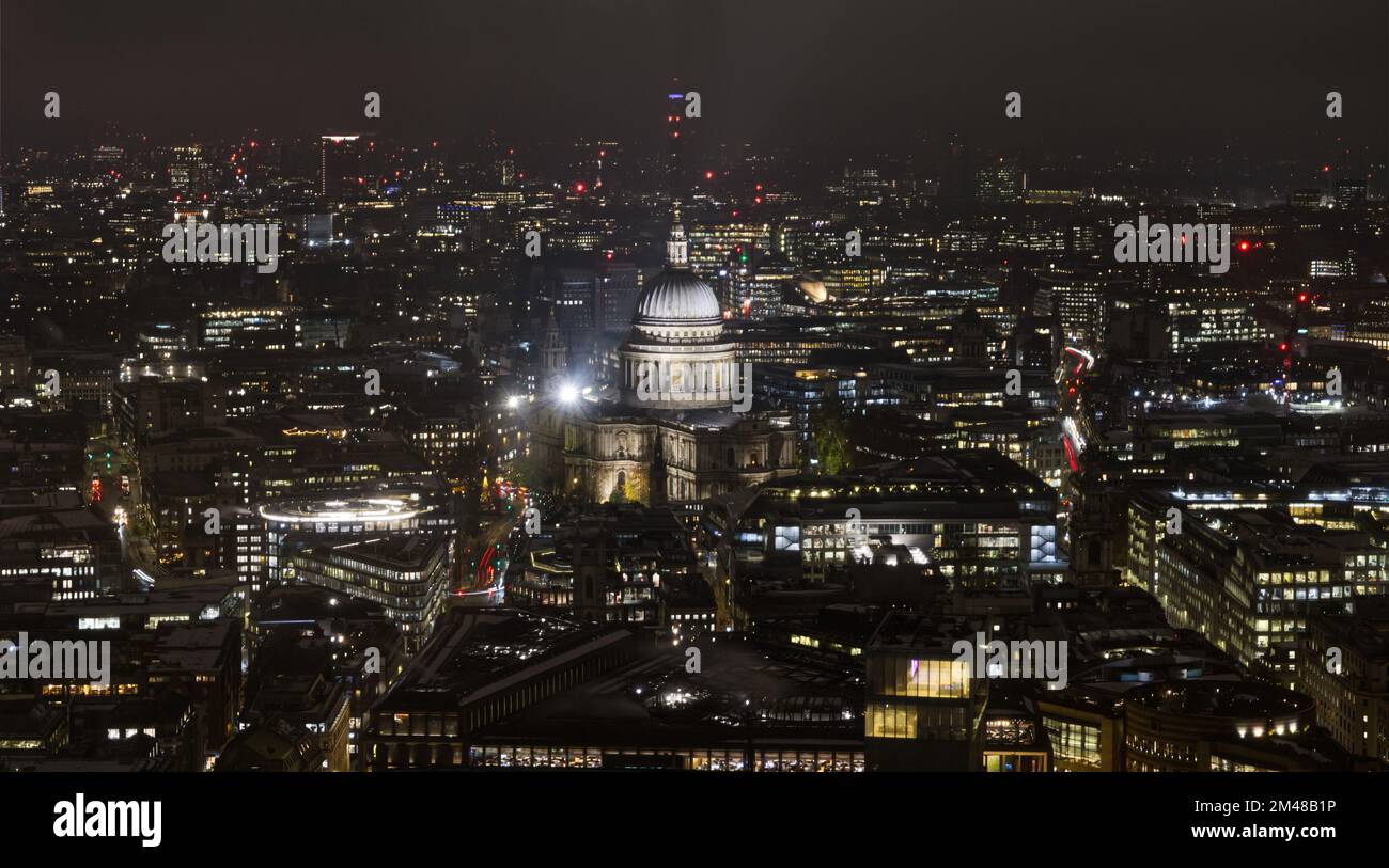 St. Paul's Cathedral Dome London Großbritannien bei Nacht aus der Vogelperspektive Stockfoto