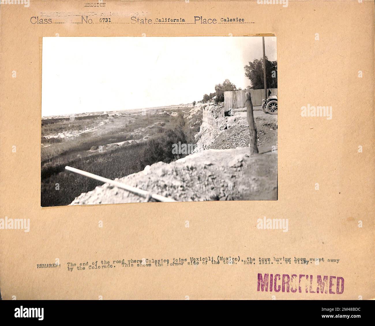 Die Stadt wurde vom Colorado River, Calexico, weggefegt. Originaltitel: Das Ende der Straße, wo Calexico auf Mexicali (Mexiko) trifft, die Stadt wurde vom Colorado weggefegt. Hier sehen Sie die ehemalige Stätte der Stadt. November 1911. T. W. Wilby. Bundesstaat: Kalifornien. Ort: Calexico. Stockfoto