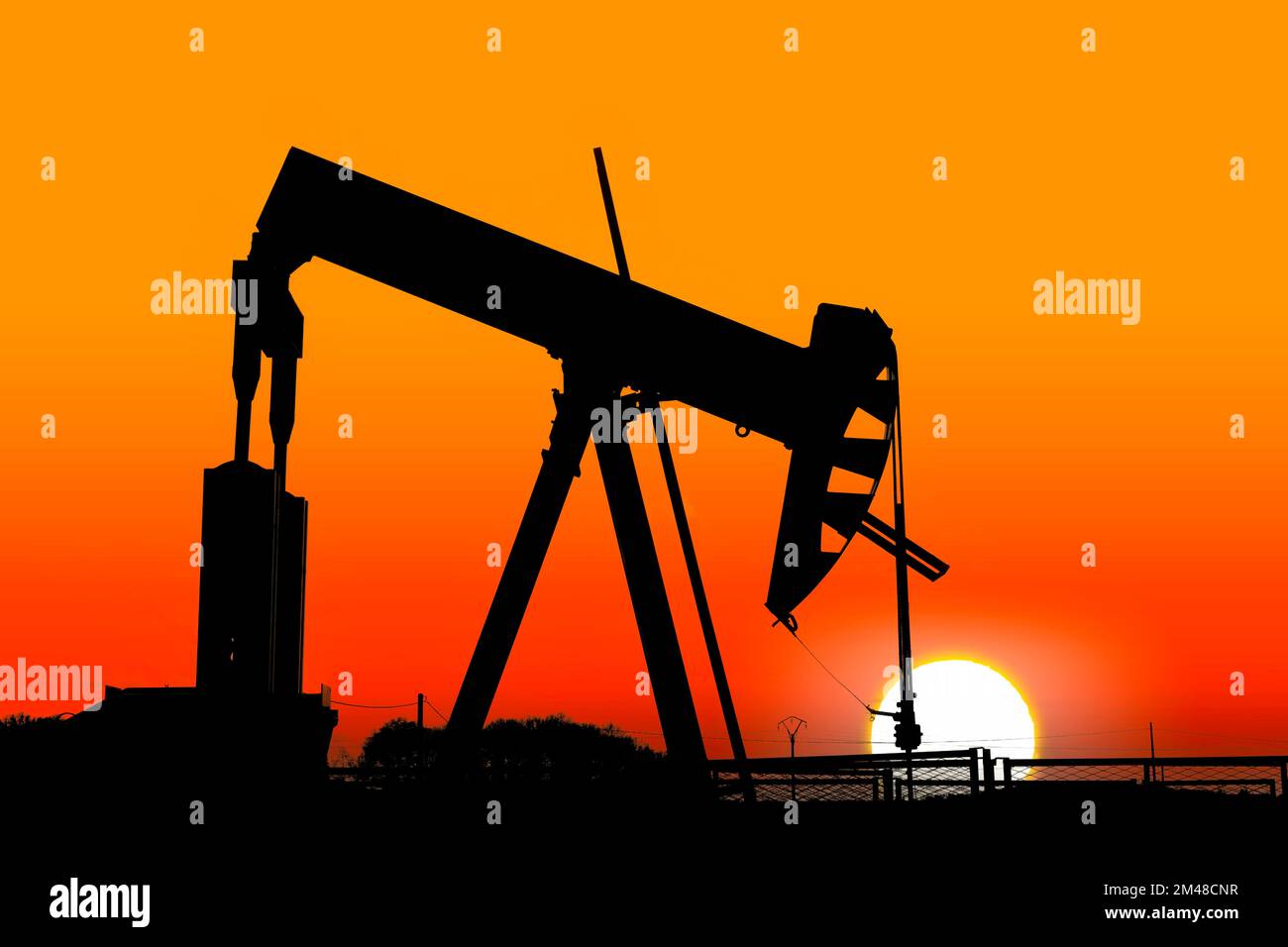 Ölbohrungen bei Sonnenuntergang Stockfoto
