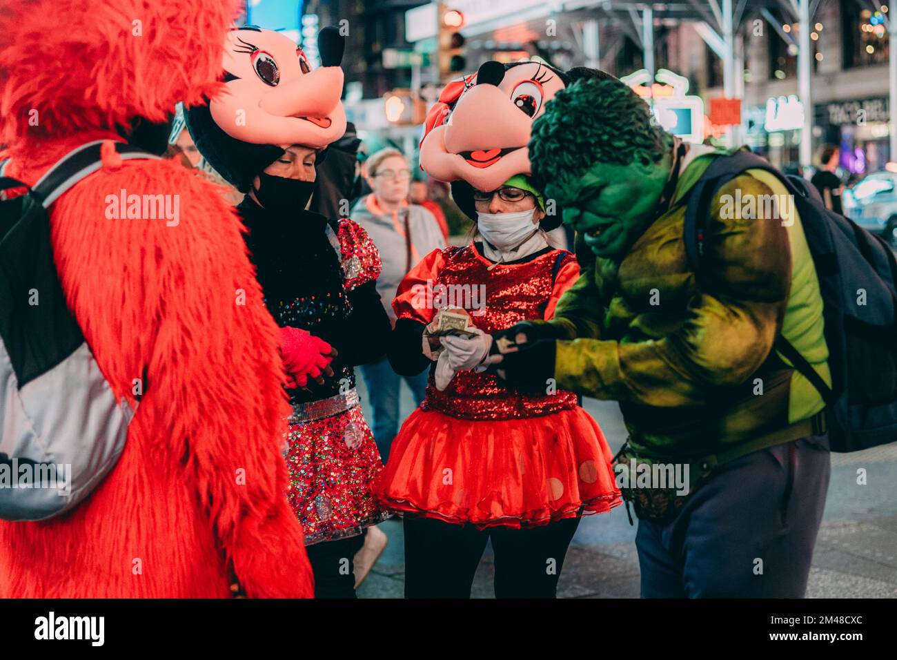 New York Manhattan, 02,10 - 10.10.22: Darsteller teilen das Geld untereinander am Times Square. Foto: pressefoto Mika Volkmann Stockfoto