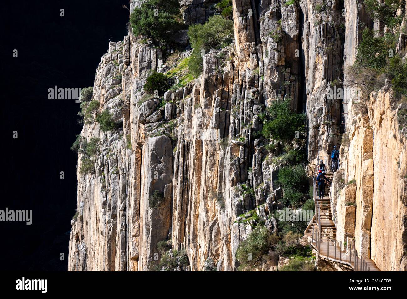 Ein Blick auf El Caminito del Rey mit dem ursprünglichen Pfad darunter und dem modernen Pfad oben Stockfoto
