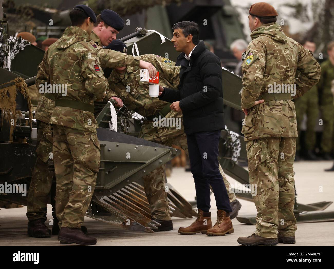 Premierminister Rishi Sunak trinkt mit Truppen auf dem Tapa-Militärstützpunkt in Tapa, Estland. Foto: Montag, 19. Dezember 2022. Stockfoto