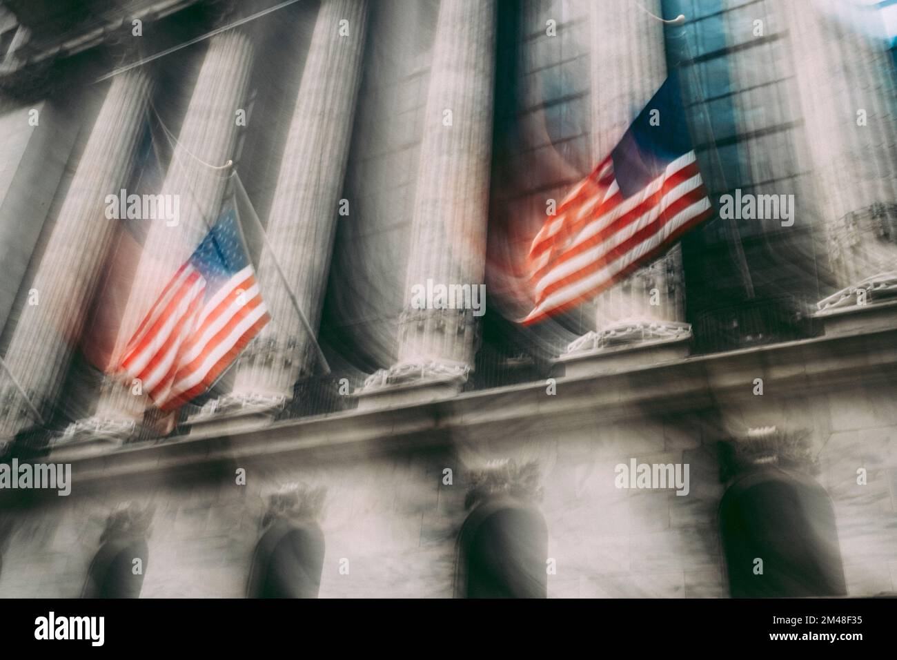 New York Manhattan, 02,10 - 10.10.22: Wehende Flaggen an der New Yorker Börse oder als Wallstreet bekannt. Foto: pressefoto Mika Volkm Stockfoto