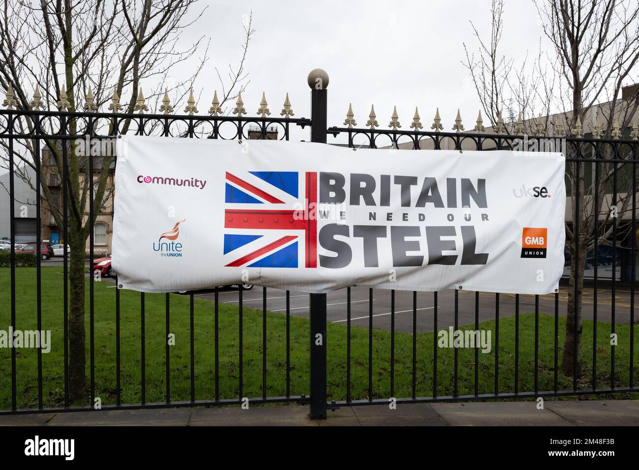 Stocksbridge, Sheffield, England, Großbritannien. 19.. Dezember 2022. "Britain we Need our Steel" Stahlarbeiter-Gewerkschaftsbanner vor dem Hauptquartier von Tata Speciality Steels als Stahlarbeiter von Tata Steel UK, British Steel, Liberty Steel, Celsa Steel und Outokumpu, unter der leitung des Generalsekretärs der Gemeinschaft marschierte Roy Rickhuss auf der Downing Street Nr. 10, um dem Premierminister einen Wunsch nach staatlicher Unterstützung für die Stahlindustrie zu übermitteln. Kredit: Kay Roxby/Alamy Live News Stockfoto