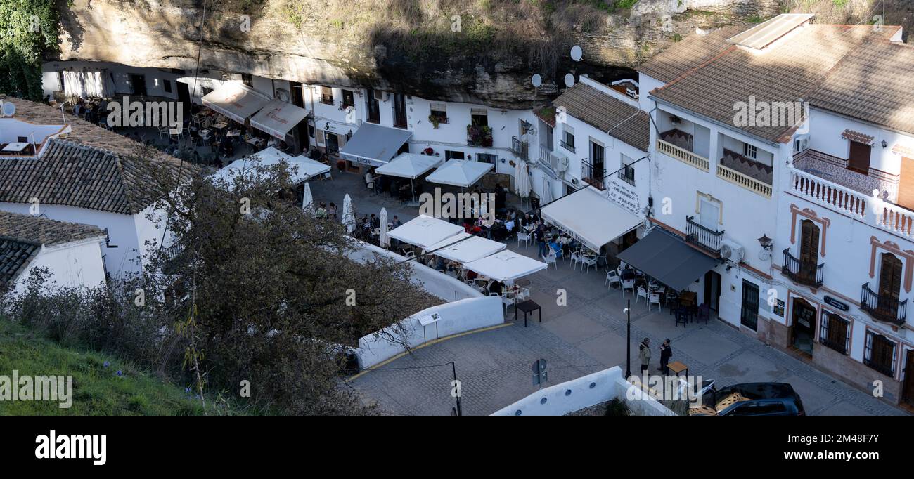 Setenil de las Bodegas ist berühmt für seine Wohnungen, die in Felsüberhängen über dem Río Guadalporcún gebaut wurden Stockfoto