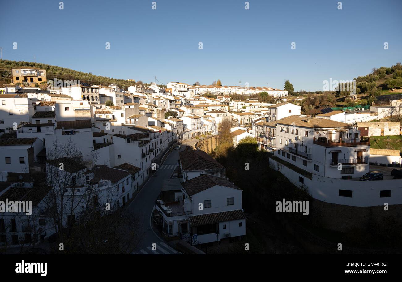 Setenil de las Bodegas ist berühmt für seine Wohnungen, die in Felsüberhängen über dem Río Guadalporcún gebaut wurden Stockfoto