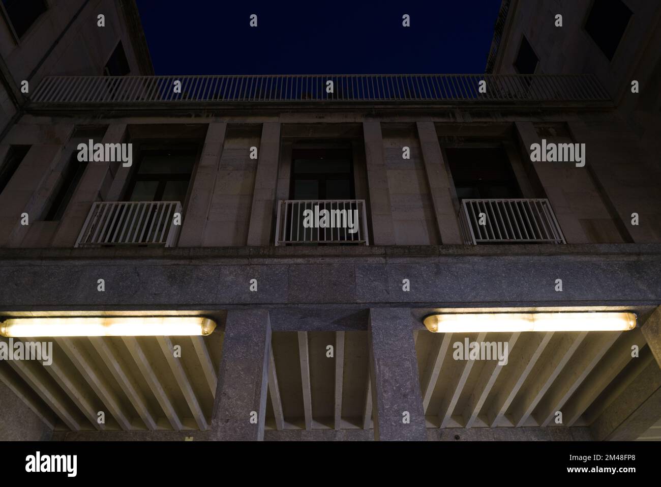 Außenansicht des Piazza CLN-Gebäudes bei Nacht in Turin, Italien Stockfoto