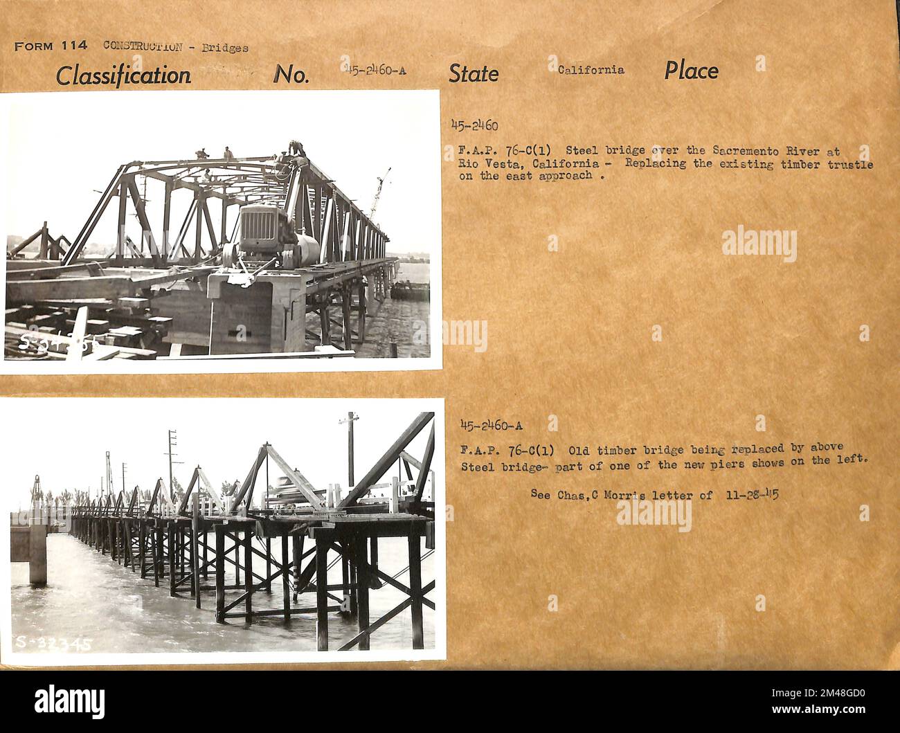 Stahlbrücke, Alte Holzbrücke. Originalunterschrift: 45-2460 - Steel Bridge, Old Timber Bridge über den Sacramento River in Rio Vesta, Kalifornien. Das bestehende Treuhandkonto für den östlichen Zugang wird ersetzt. Originalüberschrift: 45-2461-A - F.A.P. 76-C(1) Alte Holzbrücke wird durch eine Stahlbrücke ersetzt - Teil eines der neuen Piers auf der linken Seite. Siehe Cass. C Morris-Brief vom 11. 28. 45. Bundesstaat: Kalifornien. Stockfoto