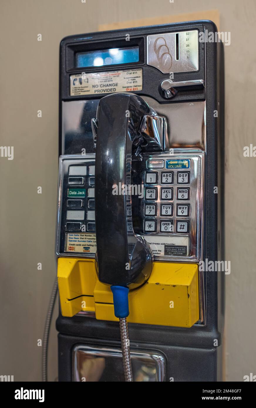 Ein altes, dreckiges Münztelefon wird draußen gezeigt. Altes Öffentliches Münztelefon. Niemand, selektiver Fokus-Oktober 10,2022-Surrey BC Kanada Stockfoto