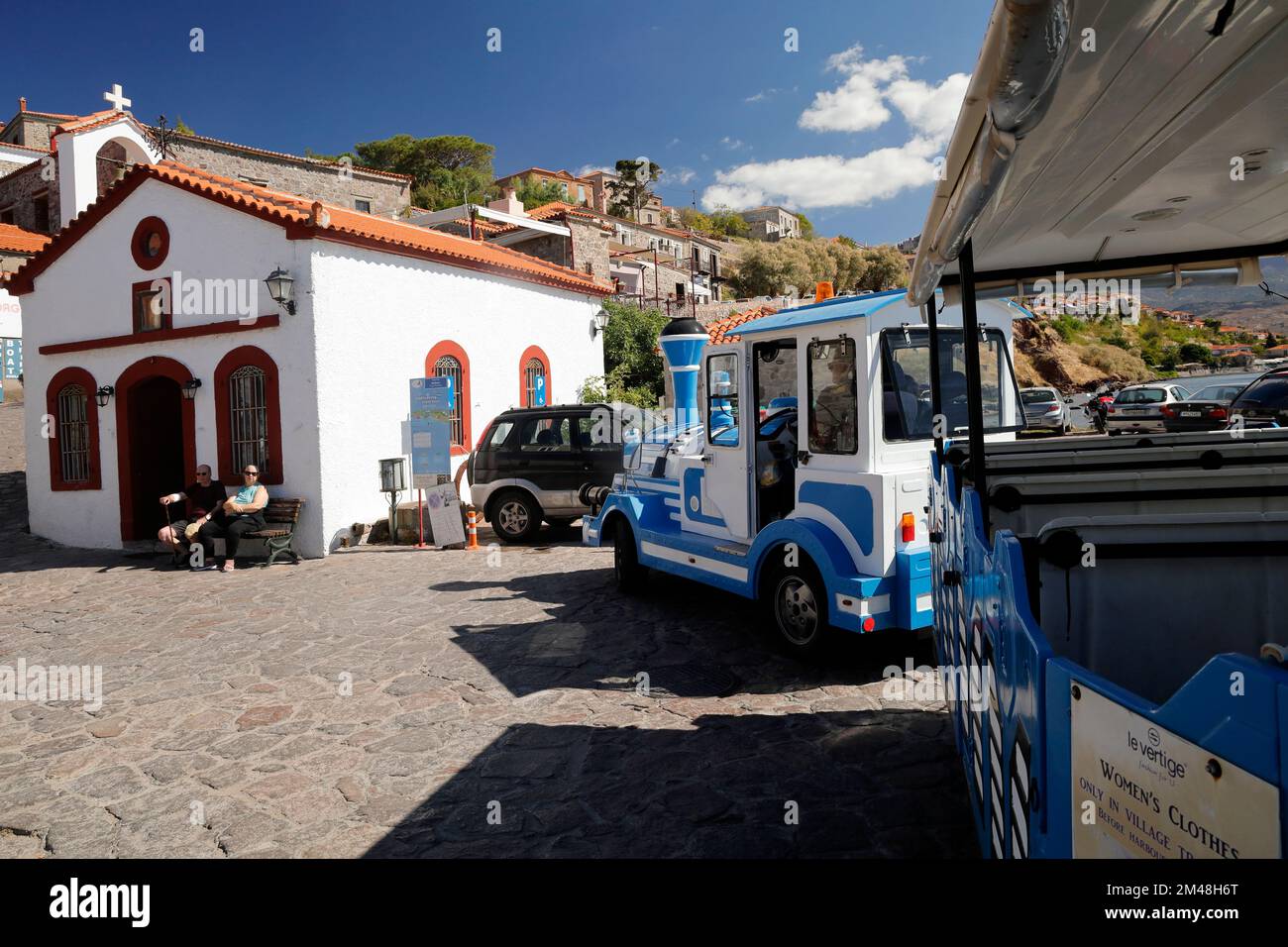 Kleiner Zug an der Hafenhaltestelle, in der Nähe der Agios Nikolaos Kirche. Molyvos, Lesbos, Aufgenommen Im September/Oktober 2022. Stockfoto