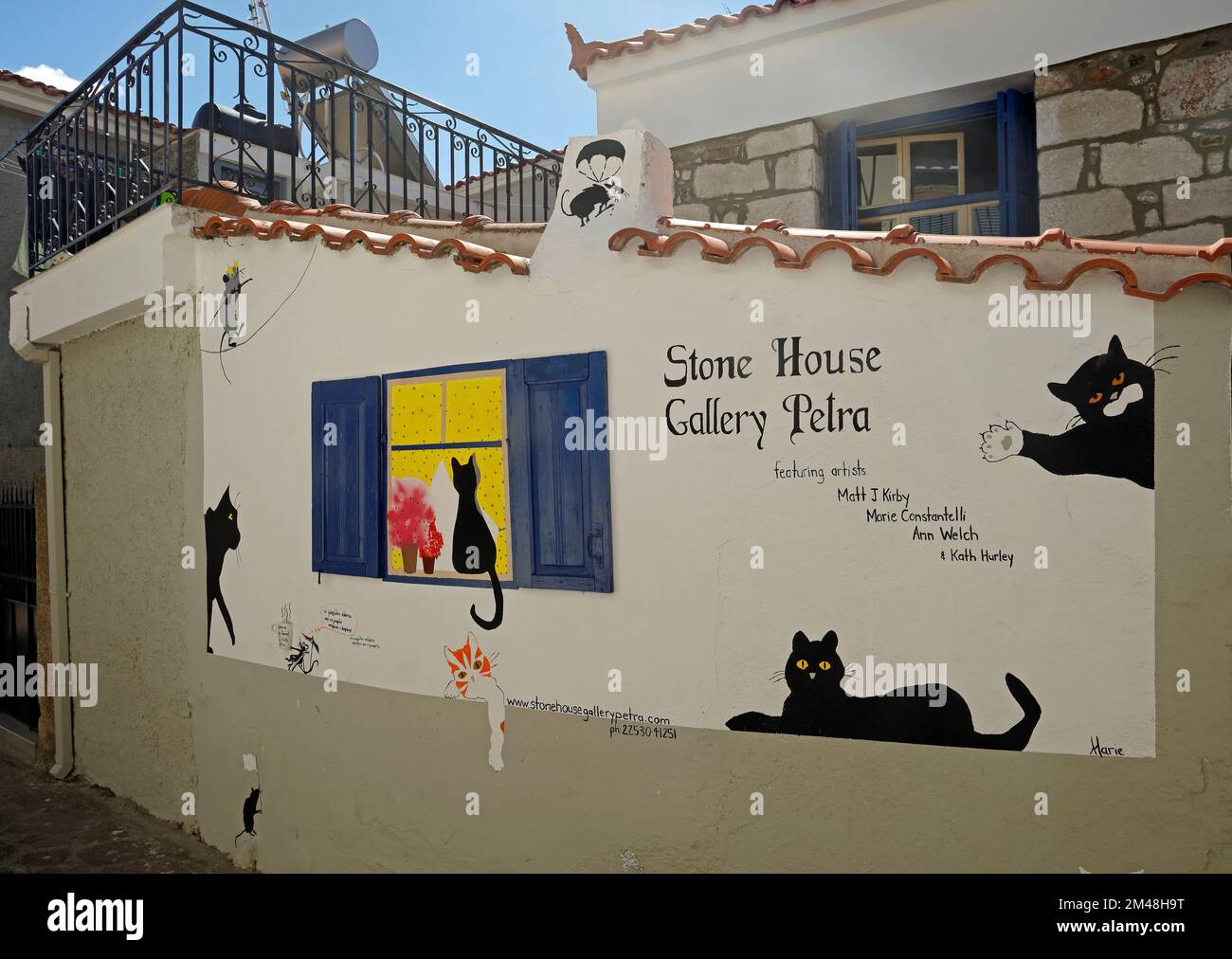 Stone House Galerie, mit Cartoon-Wandgemälde von Katzen und Mäusen. Petra Lesbos, aufgenommen September / Oktober 2022..cym Stockfoto