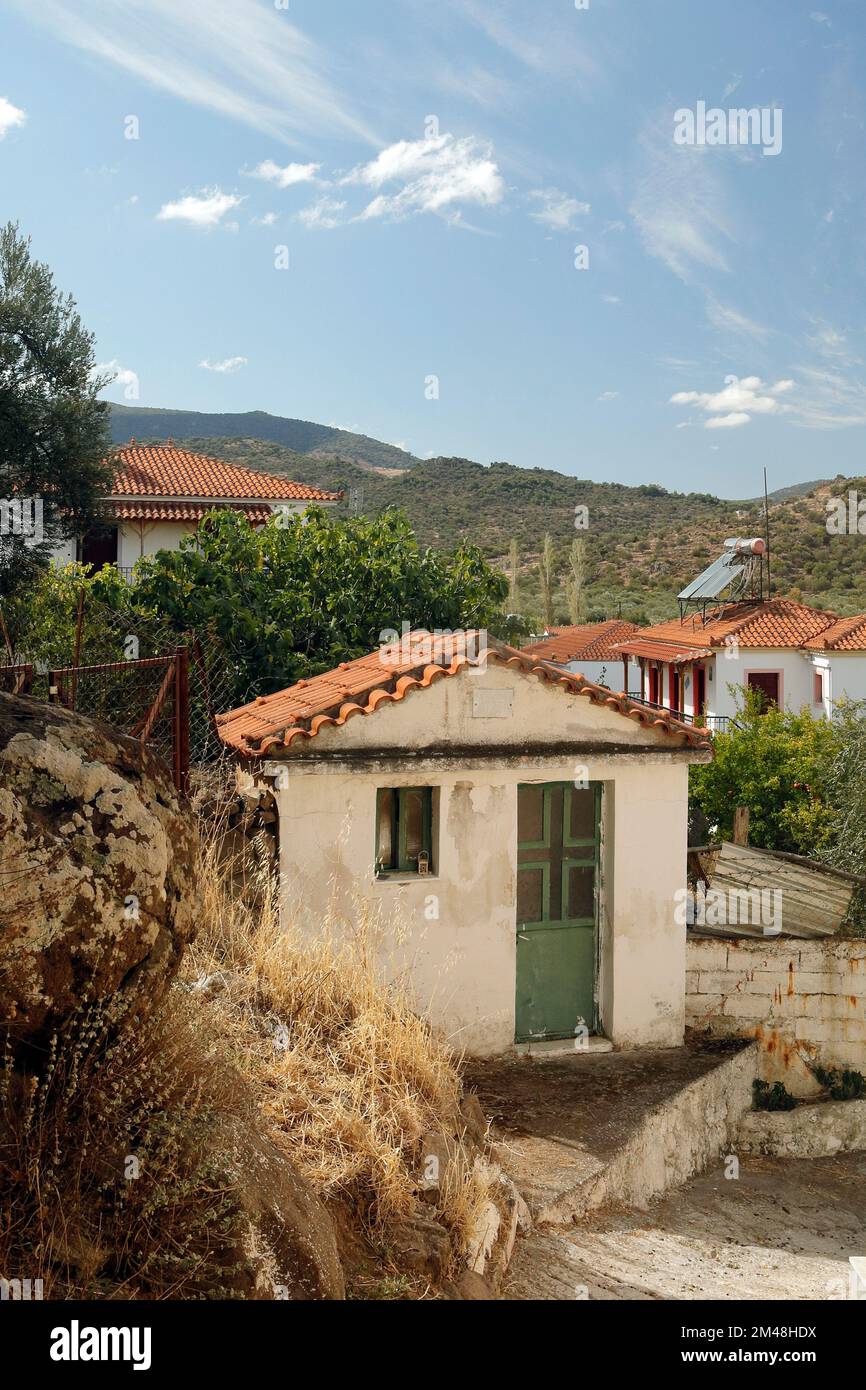 Kleine Kirche/Kapelle auf einer steilen Betonstraße, Anaxos, Lesbos, September/Oktober 2022. Aufschrift - griechische Aufschrift - γ.A.T.Z 1971 Stockfoto