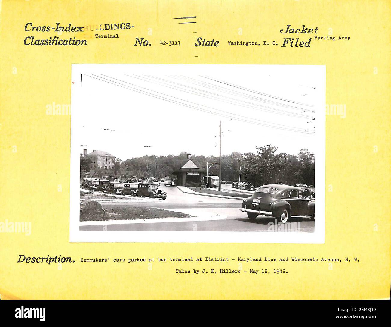Pendlerautos parken am Busbahnhof. Originalunterschrift: Pendlerautos parken am Busbahnhof bei District - Maryland Line und Wisconsin Avenue, N. W. aufgenommen von J. K. Hillers - 12. Mai 1942. Bundesstaat Washington, D.C. Stockfoto