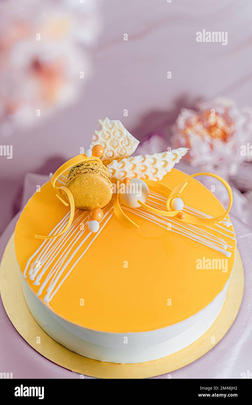 Eine vertikale Nahaufnahme eines gelben Moussekuchen Stockfoto